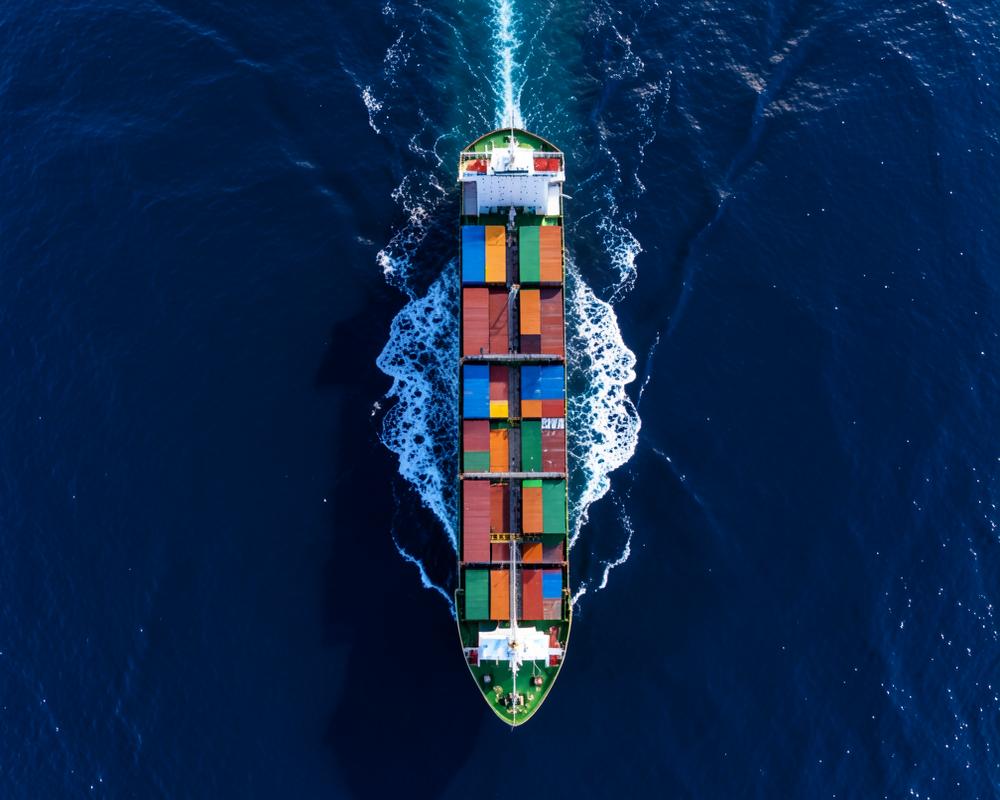 Porte-conteneurs vu du ciel en pleine mer